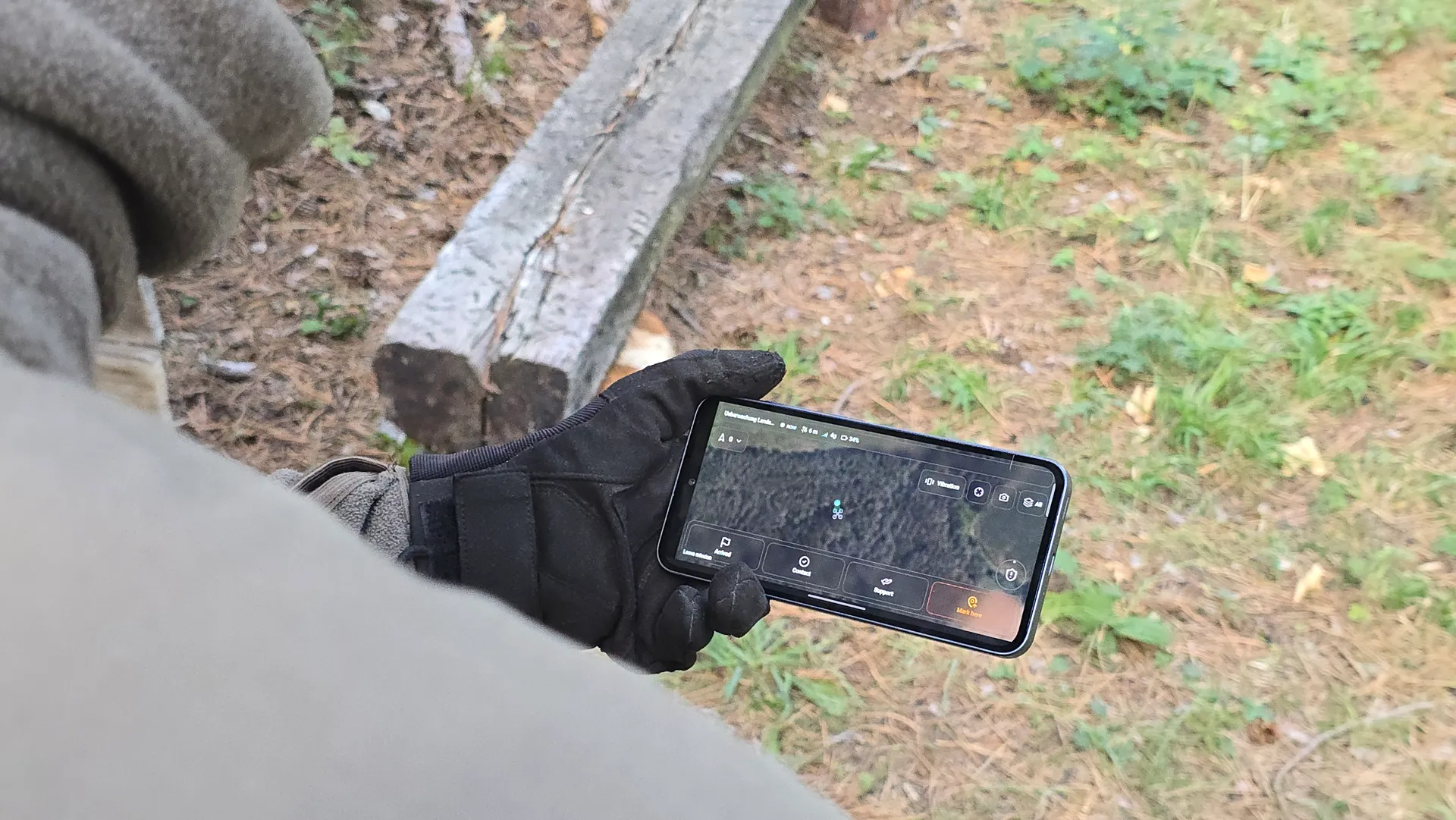 Field Operator mit Handheld-Gerät im Gelände