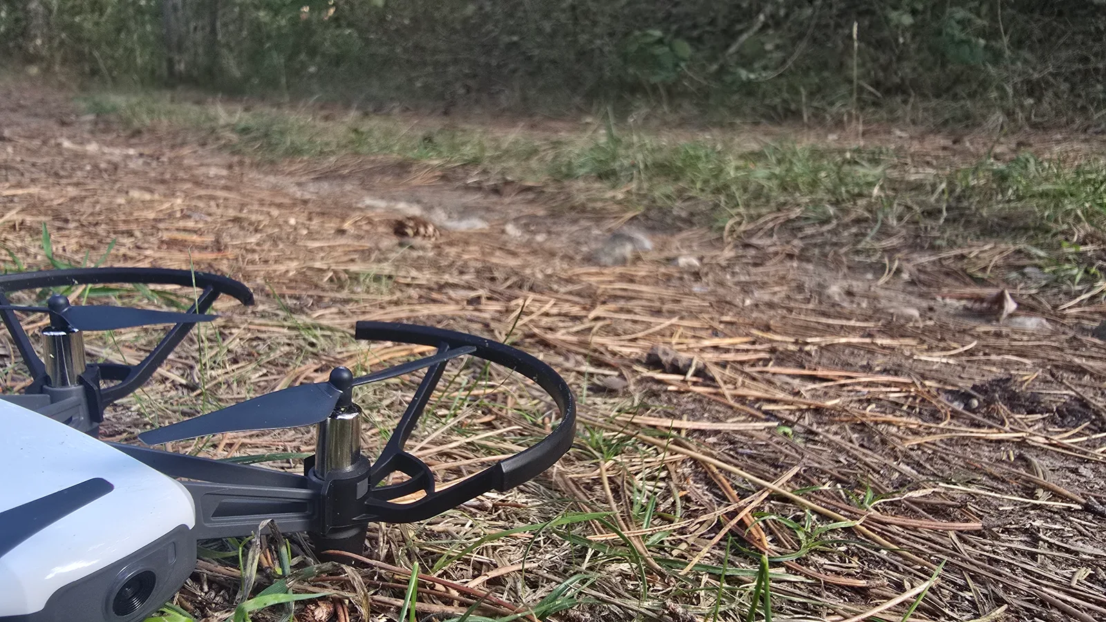 Quadcopter-Drohne auf dem Testgelände